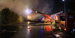 Brand in Mühlhausen: Lagerhalle steht in Flammen