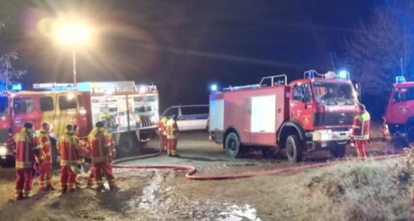 Fast 100 Feuerwehrleute löschen Waldbrand