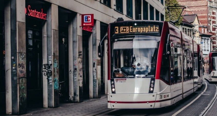 Frau bei Straßenbahnunfall getötet