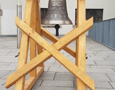 Gedenk-Glocke vor der Schule