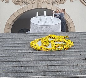 Schüler stellen eine Kerze für jedes Opfer auf