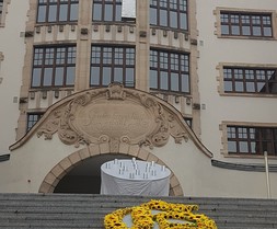 Kerzen und Blumen zum Gedenken