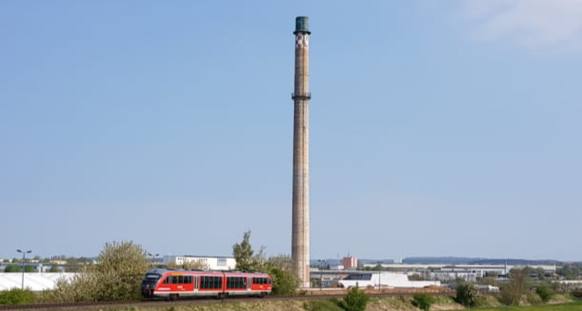 99 Meter hoher Schornstein wird in Leinefelde gesprengt