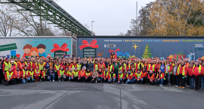 Kinder helfen Kindern: Jetzt Pakete für den Weihnachtspäckchenkonvoi packen!