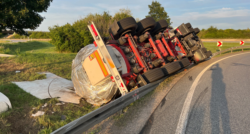 Bier-Laster kippt auf A71 bei Erfurt um - Fahrer schwer verletzt