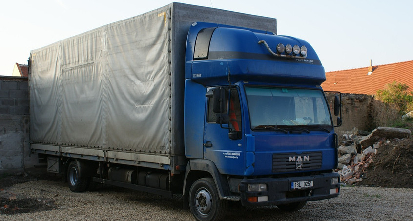 Planenschlitzer an LKW auf A4 unterwegs