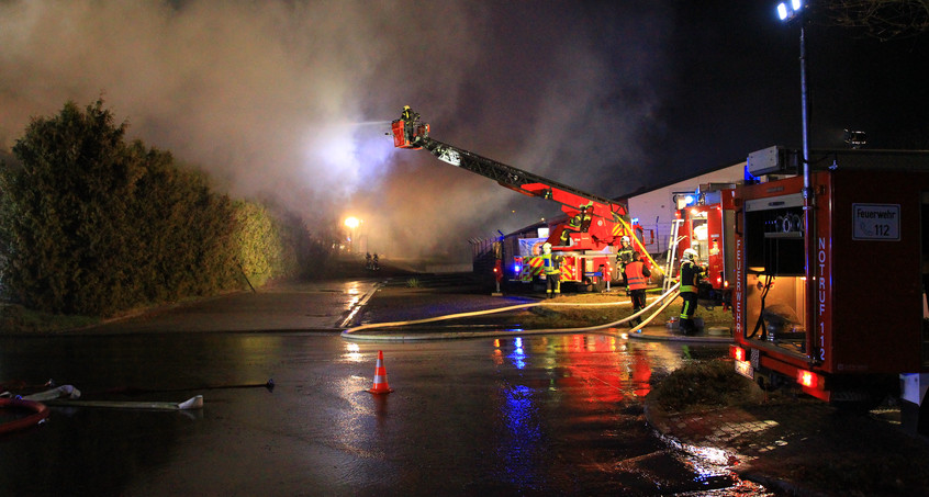 Brand in Mühlhausen: Lagerhalle steht in Flammen